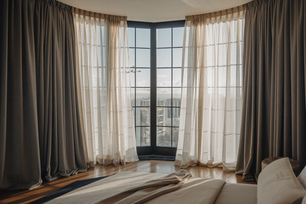 25 Modern Bedroom Window Ideas for Light and Style